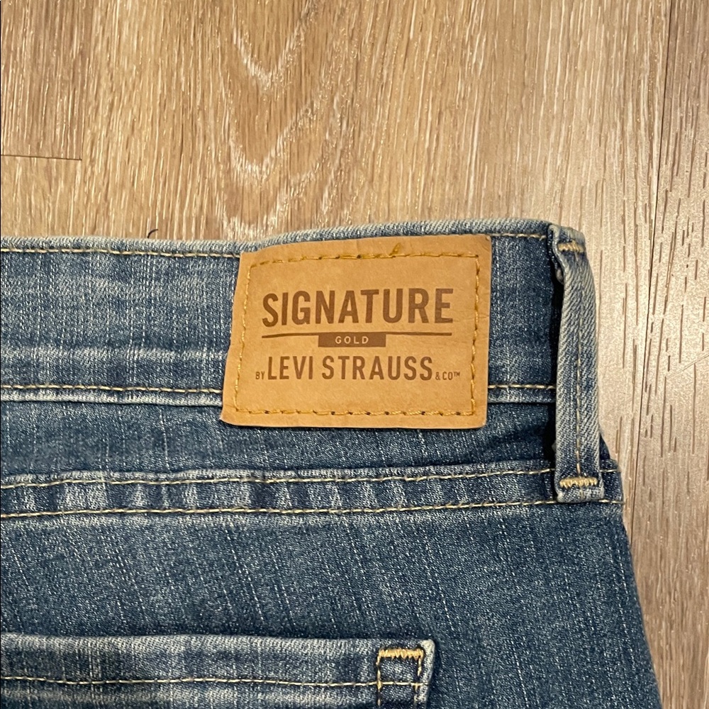 Signature Cold Levi Strauss Totally Shaping High-Rise Flare Jeans - Picture 6 of 6